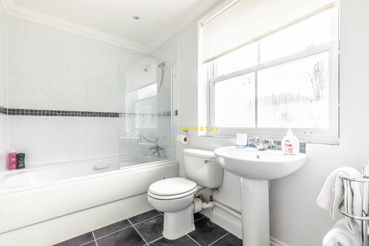Perfect Spot In Central Windsor & Free Parking! Екстер'єр фото